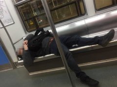 男子醉酒睡在车厢里 浑身酒气一动不动