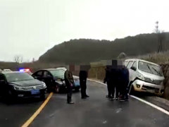 下雪后道路太滑 三辆车子被撞得七零八落