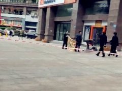 令人痛心！老人疑似从22楼坠下当场身亡
