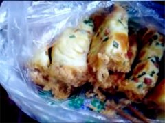 网友觉得买回的糕点有问题：肉松一泡水成棉花？