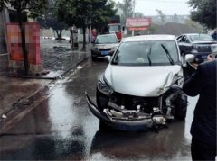 两车相撞罐失控冲向路坎 事故现场狼藉