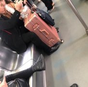 情侣车厢里搂抱亲热姿势不雅 狂吃卤味令乘客不爽