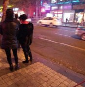两女子边走边扔瓜子壳   环卫大爷紧跟在后一路清扫