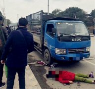 老太骑自行车与货车相撞  不幸身亡