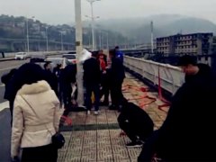 奇葩“婚闹” 新郎被绑路边电杆置身鞭炮中