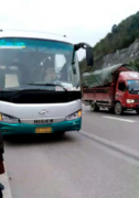 客车高速路上爆胎 乘客下车后在路中逗留张望很危险
