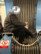 男子无视他人放飞自我 “嗖”一下跳上车厢连接处