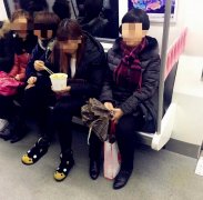 女子翘着二郎腿  车厢内吃面引乘客反感