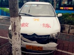 教练车驶出道路 越过绿化带冲上人行道