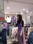 男子穿女装出门 粉色内衣外穿引人围观