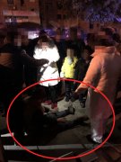 醉汉倒在路中间 过往行人不敢轻易上前搀扶