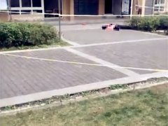 女子小区内坠楼身亡 现场拉起警戒线