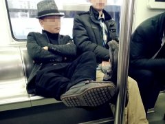 男子车厢里坐姿销魂 引目击乘客吐槽