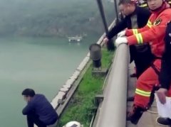 男子想不开要跳桥 被民警从身后一把抱住
