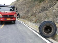 货车半轴突然断裂 轮胎飞出数米远砂石满地