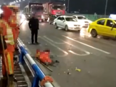 大桥上发生车祸 环卫工被撞倒在地