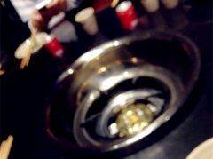 火锅店只上菜没汤锅  服务员：其他顾客吃完就有了