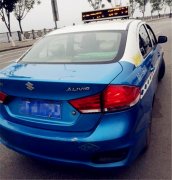 装有5000元现金的钱包掉在出租车上 的哥做出这样的举动