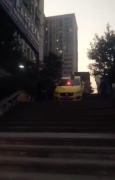 会下楼的车！出租卡在长梯上动弹不得