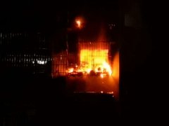 高层突发火灾 住户窗前不停往下掉火星