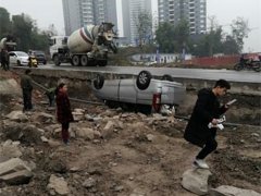 面包车车速过快 转弯时180度翻下公路