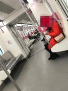 红衣女子车厢里吃东西引人注目 乘客直呼太难受