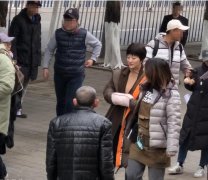 市民买菜途中偶遇女星李小冉 网友喊话：太冷了多穿点