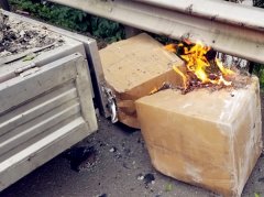 货车装载的货物突然起火   一车零件全被烧毁了