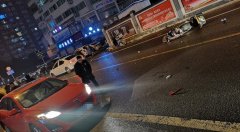 雨天路滑 外卖小哥骑车与轿车相撞