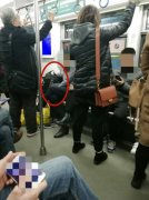男子车厢内用背包占座 无视身前无座老人