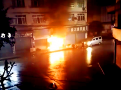 街边店铺夜间突发大火 火光猛烈跳动浓烟冲天