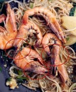 食客点了份海鲜米线 虾皮虾头发黑不敢吃