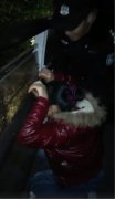 女子天桥上紧抓护栏不放手 埋头大哭情绪激动