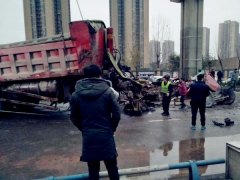 渣土车撞上轻轨桥墩  车头彻底脱离车身