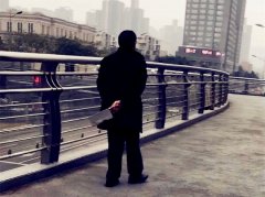 神操作！大爷手持菜刀散步吓坏路人