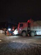 大货车直撞小货车驾驶室 现场遍布残渣