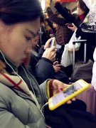 好心人为老人让座却被一名女子抢了 其他乘客怒了