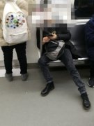 男子进车厢“鸠占鹊巢” 还伸出腿“挑衅”乘客