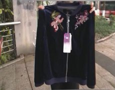 女子在品牌商家买的短款夹克 吊牌标的却是长大衣
