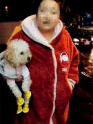 女子拒绝清理爱犬尿液 威胁店主：你还想不想做生意？