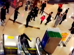 商场内男子扶梯口倒地不起 身旁无人陪伴