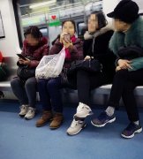 四位大妈车厢内嗑瓜子还乱扔  网友：像开联欢会