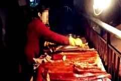 商家给腊肉“上色” 被网友曝光