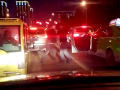 两男子路中间推搡互殴 场面十分混乱