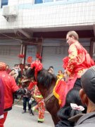 外国小哥穿长袍骑骏马 八抬大轿迎娶媳妇