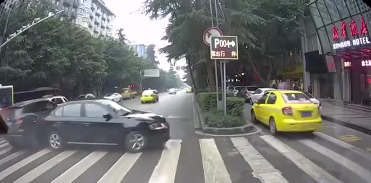 女司机驾车连撞两车 飞跃隔离带后停下
