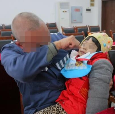 服刑父亲狱中给病重女儿过生日：父母哭了 女儿笑了