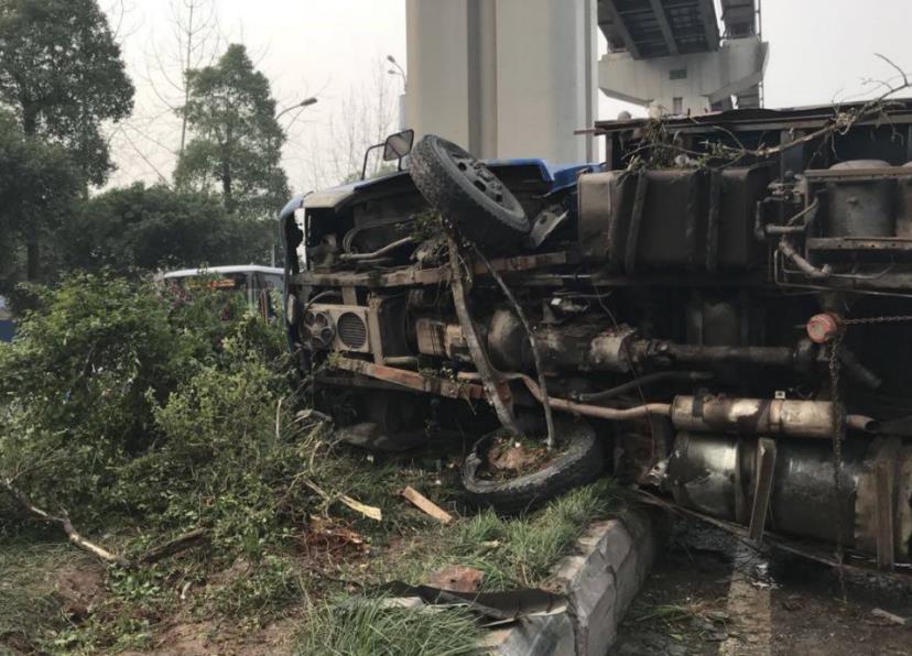 货车半路爆胎侧翻  木材撒一地