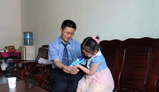 小女孩目睹父亲杀害母亲陷阴影