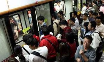 因为他的“再挤一下” 列车门三次才关闭